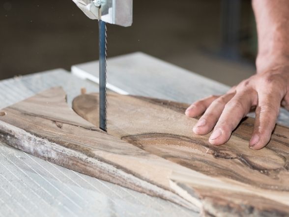 lintzaag door boomstamblad